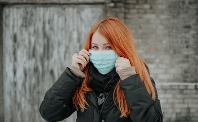 マスクをしている女性